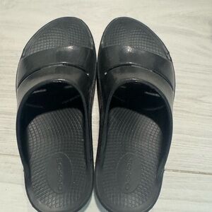 Black OOFOS Slides, women’s 7/men’s 5